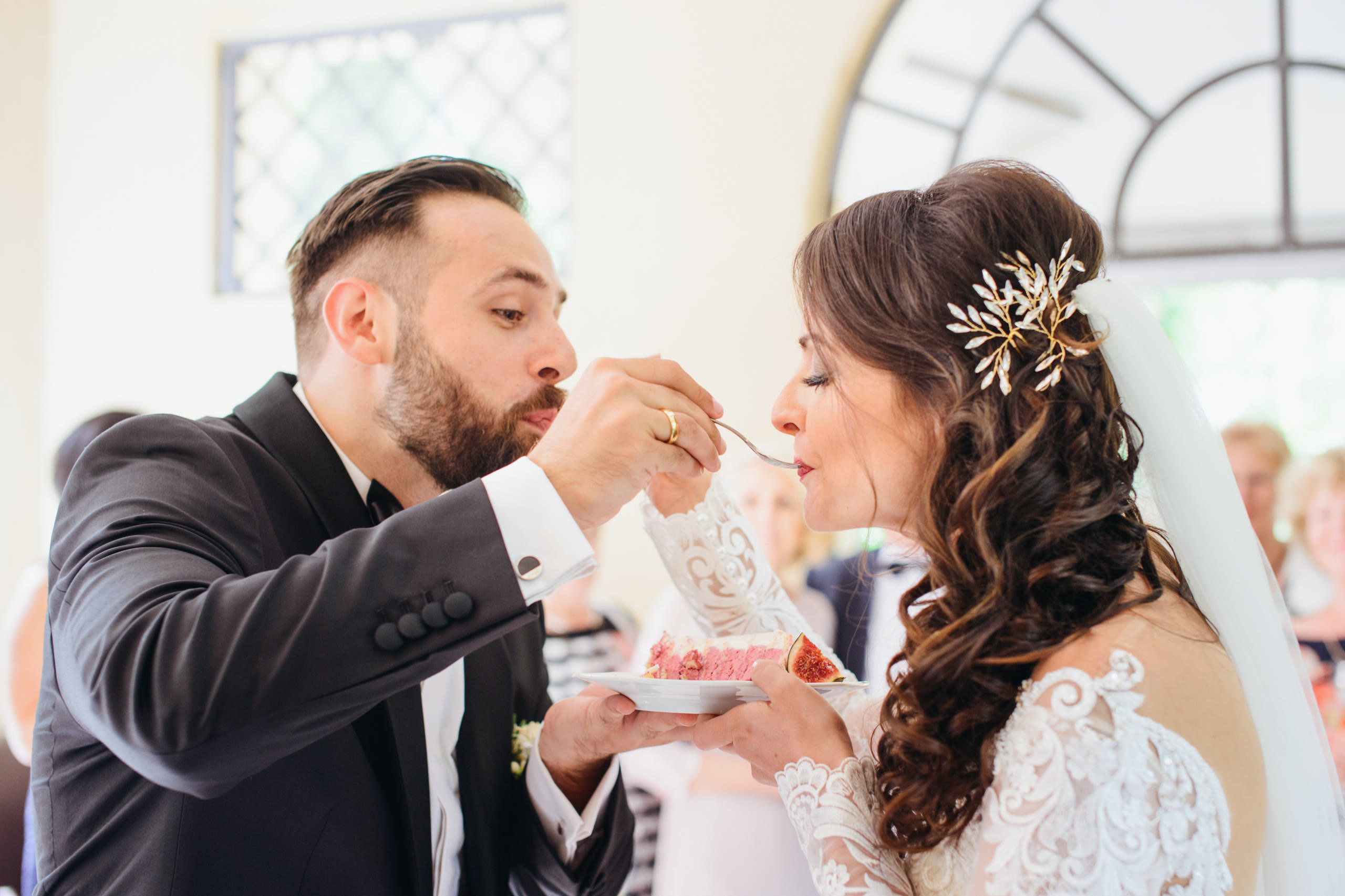 hochzeitspaar-isst-kuchen