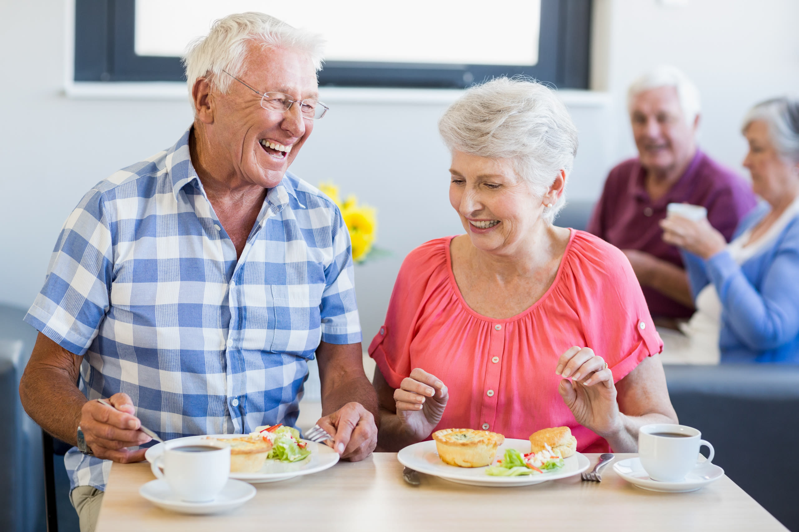 senioren-essen-gemeinsam-im-cafe